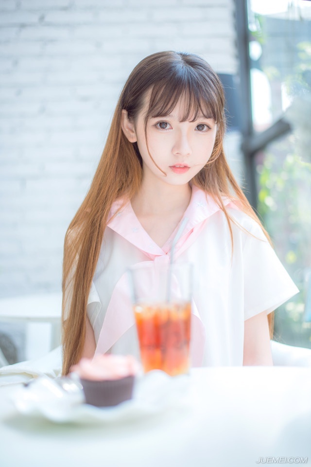“士元静观即可。”法正微笑着点点头。